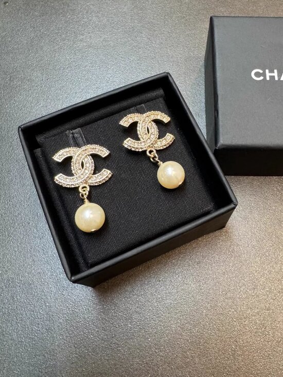 CHANEL . Jewelry - Classic CHANEL pearl drop earrings